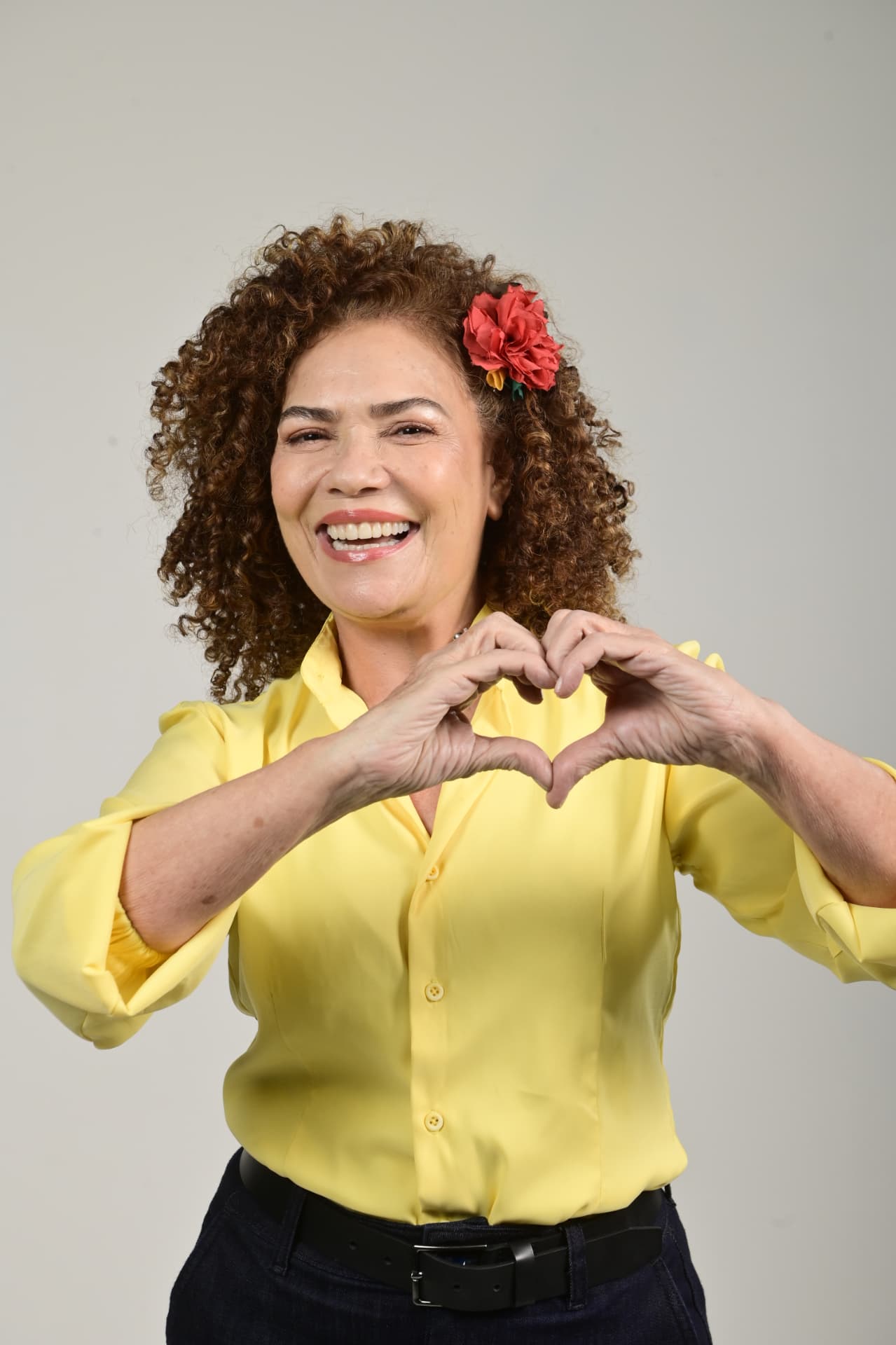 Perpétua Almeida fazendo um coração com as mãos